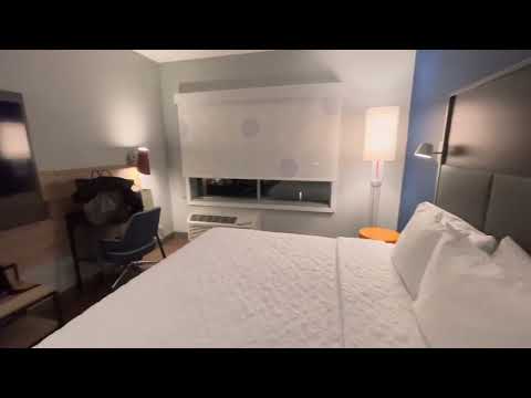 Tru by Hilton hotel Naperville Illinois | Room tour