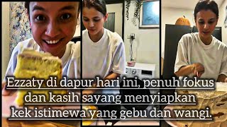 Download lagu Ezzaty masak kek dengan penuh sabar, hasilnya bukan saja cantik dipandang, sedap pula dirasa. mp3