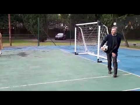 "Niño, deja de joder con la pelota": mirá el fulbazo que le dieron a Macri justo ahí