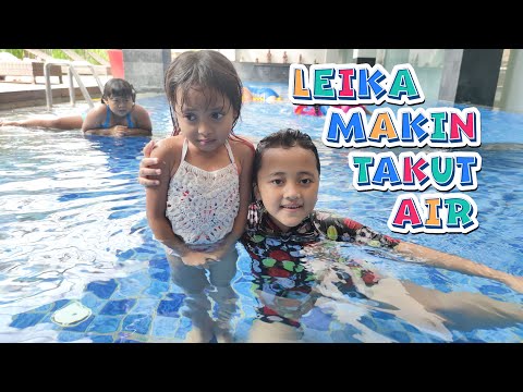 LEIKA DIAJARIN BERENANG SAMA DINAR, TAPI MAKIN TAKUT AIR!!