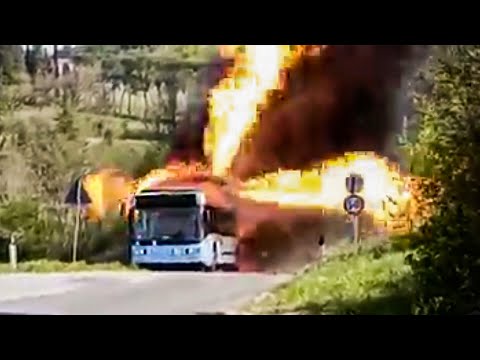 Elektrobus steht angeblich lichterloh in Flammen – doch ein Detail verrät den Fake