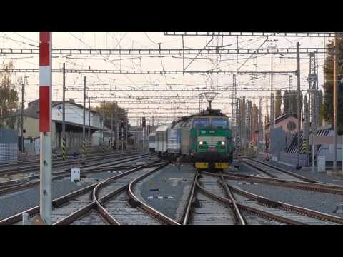 Vláčkaři jsou u toho | 111 030-3 na vlaku Sv 1307 v žst. Olomouc hl.n. (22. 9. 2016)