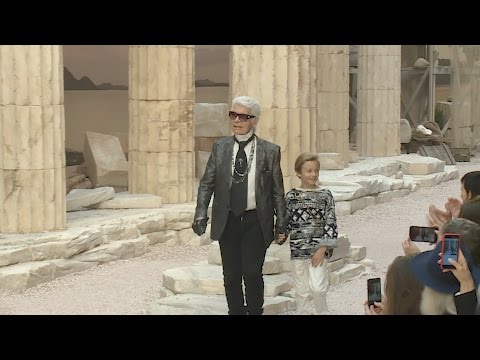 Chanel Cruise Show 2017/18 The Modernity of Antiquity