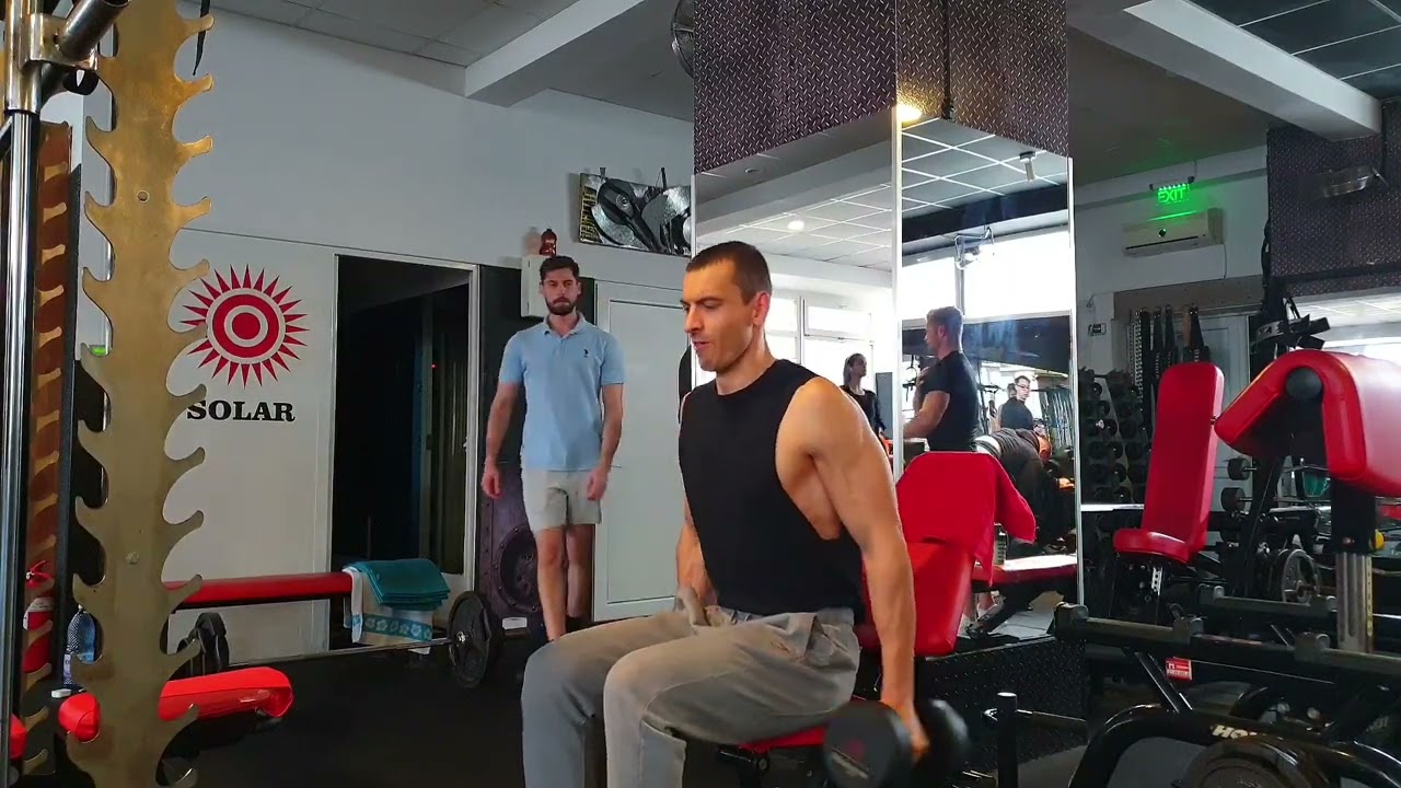 Flexii cu supinare, din așezat, cu gantere