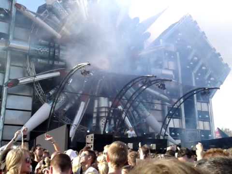 D-Clear - Midnight Skies (Played by Headhunterz @ Mysteryland 2011)