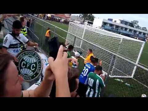 "Alento da CURVA 1909 no Estádio do Pinhão" Barra: Curva 1909 &bull; Club: Coritiba