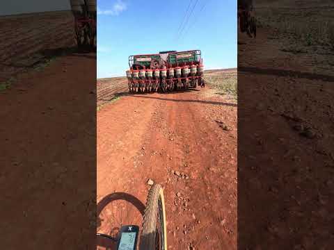 Agricultores de Itambaracá Pr indo para o plantio do milho