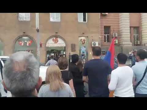 Փաշինյանի կողմնակիցների ընդհարումը՝ զոհված զինծառայողների ծնողների հետ