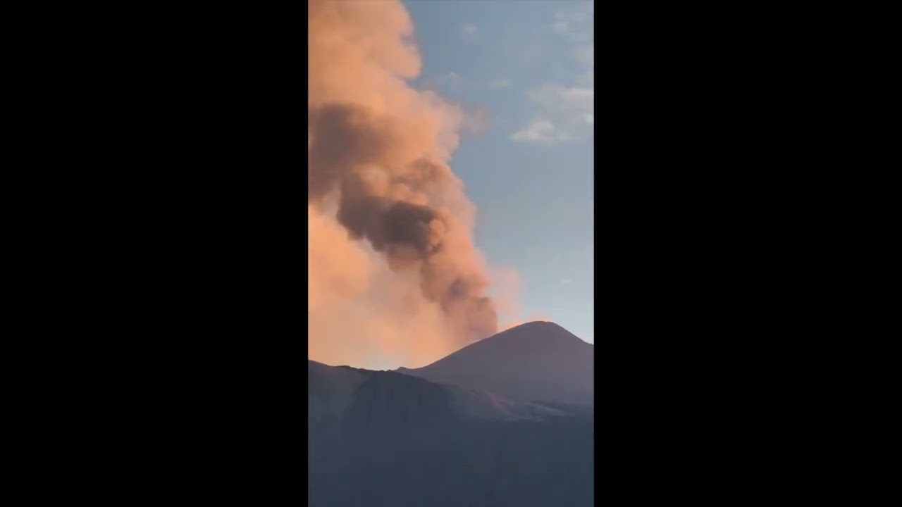 Etna in eruzione, voli sospesi in arrivo all'aeroporto di Catania fino alle 21