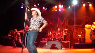 Justin Moore-HOW I GOT TO BE THIS WAY (LIVE)opening to the show