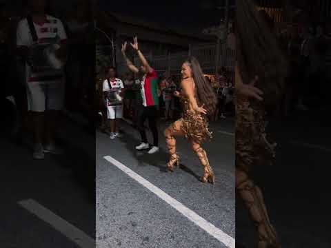 Rainha Paolla e Mestre Fafá ensaiam sua apresentação em frente à cabine de jurados