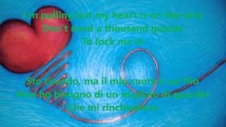 Mika - Hurts testo inglese e italiano