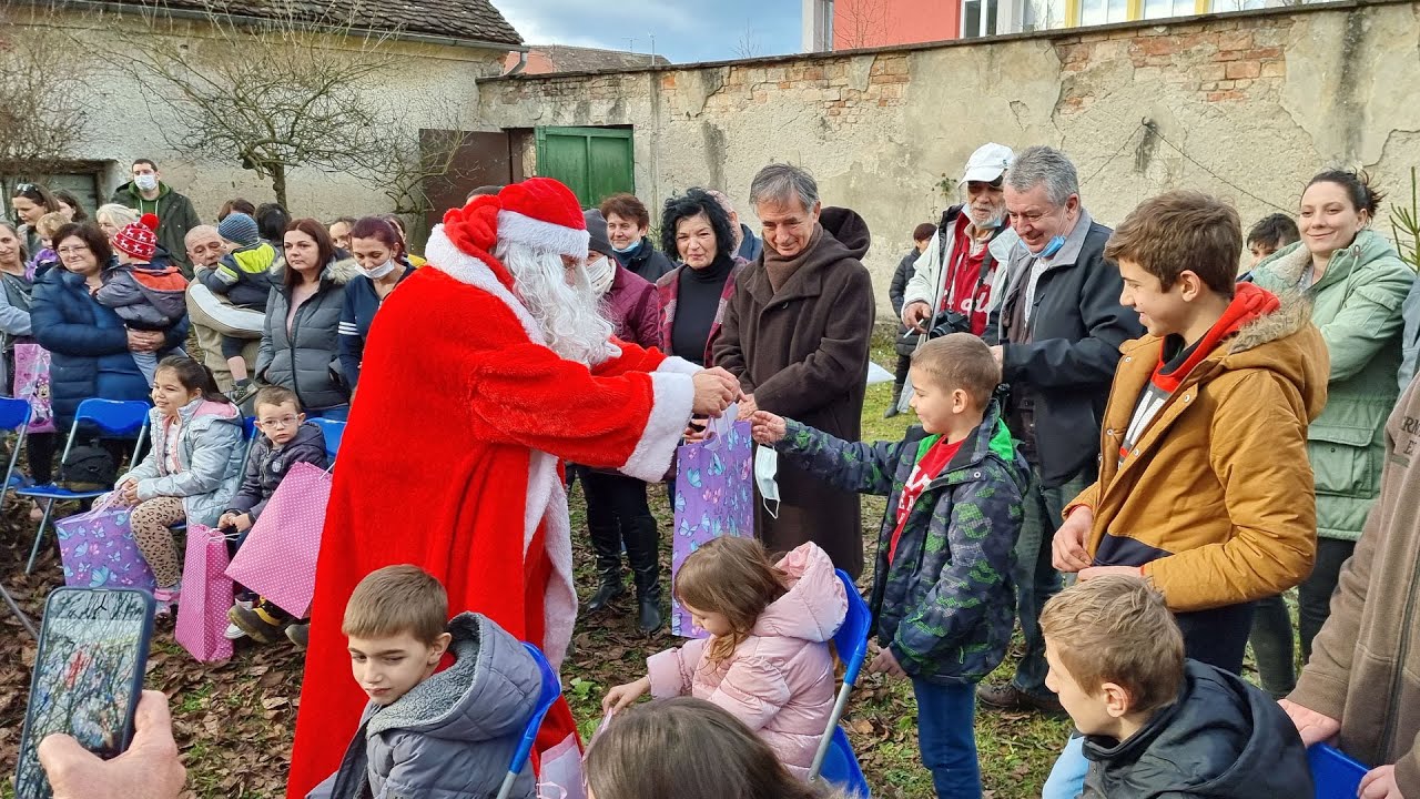 Djed Mraz razveselio mališane iz Gline povodom pravoslavnog Božića