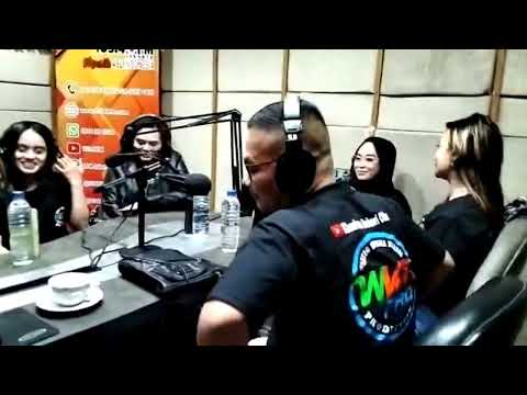 Mirnawati, Devina Kinsky, Yudi (Owner WKB), Elyn Munchen dan Artis WKB Pro Live On Air 103.4 DFM