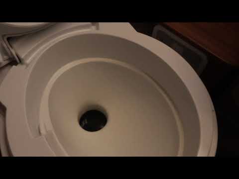 Winterfest machen der Toilette im Wohnmobil