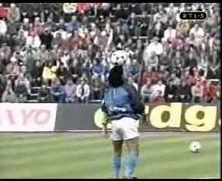 MARADONA PALLEGGIA NELLO STADIO DI STOCCARDA...COPPA UEFA 89