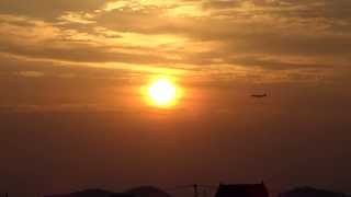 preview picture of video '夕陽の中を通過する飛行機'