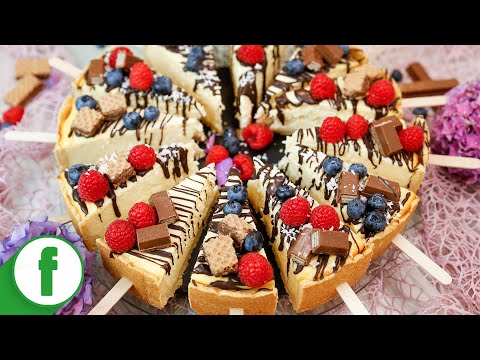Käsekuchen am Stiel mit Schokolade und Beeren