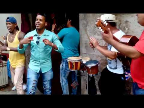Cubanos tocando salsa en la calle en Cuba