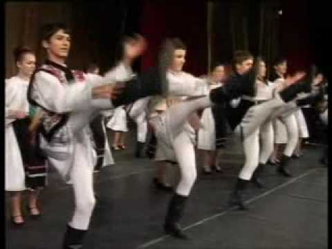 Junii Cetatii and Minisireagul folkdance groups