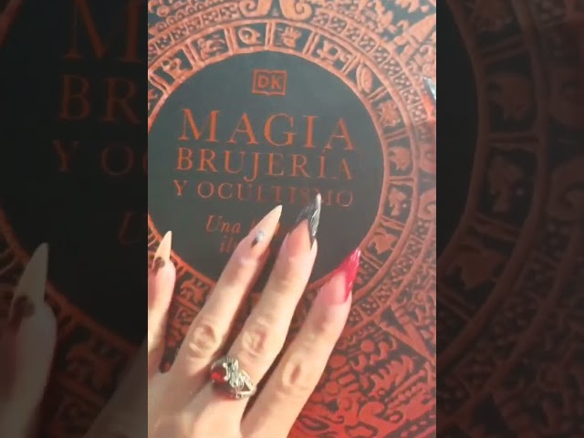 Vídeo relacionado con Libro de hechizos del libro del mal de - Decoración artesanal de resina de Halloween, libro mágico de decoración de broma del mal de | Libro de hechizos negro hecho a mano