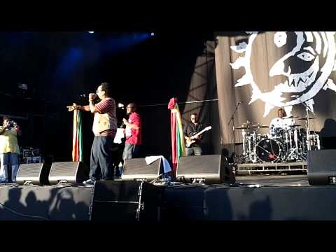 Arrested Development - Ease My Mind Live Beautiful Days Festival 2013