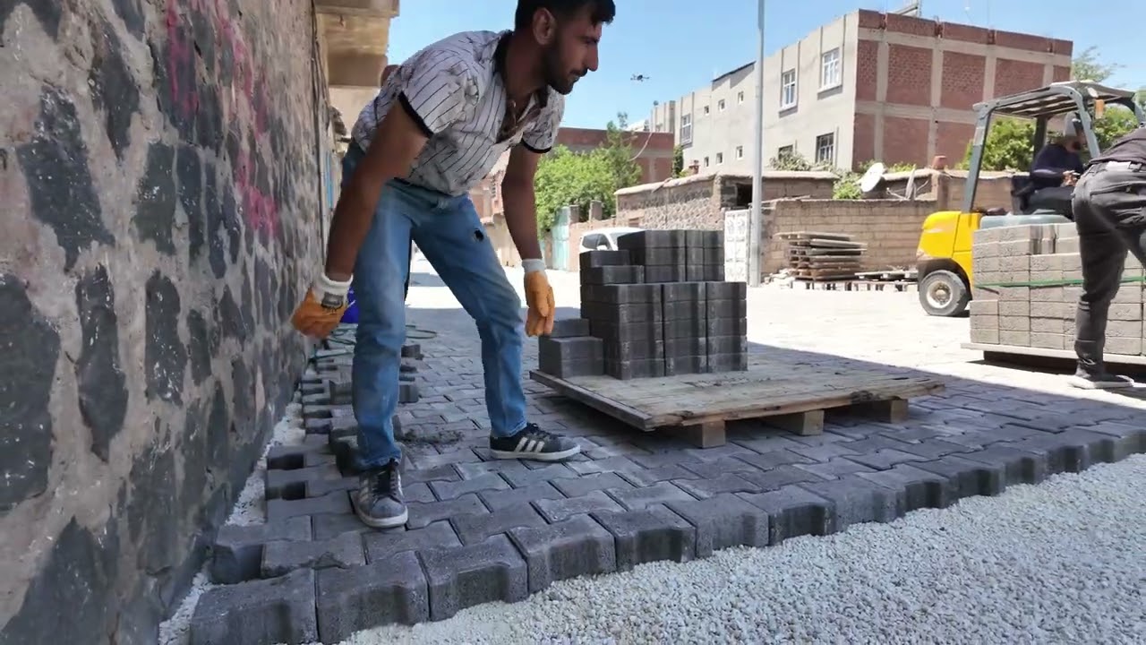 BÜYÜKŞEHİR, SİVEREK'İN YOLLARINI BETON PARKEYLE YENİLİYOR
