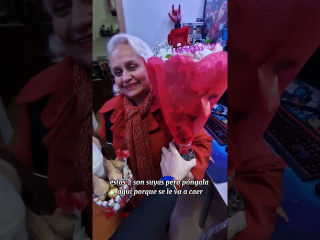 Vídeo relacionado con Regalos de San Valentín para Mujer, Ramo de Flores Preservadas Regalos Aniversario Cumpleaños para Madres Hermana Madre Novia, Collar De Caja De Regalo De Joyería Rosa, Regalo de San Valentín