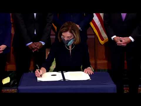 ペロシ氏、トランプ氏に対する弾劾記事に署名 (Pelosi signs articles of impeachment against Trump)