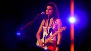 Amy Winehouse - Addicted (Live)