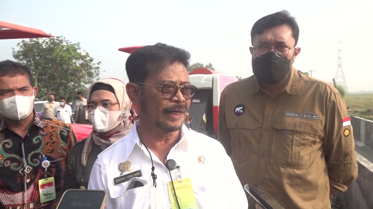 Mentan bersama Anggota Komisi IV DPR RI serahkan bantuan Alsintan