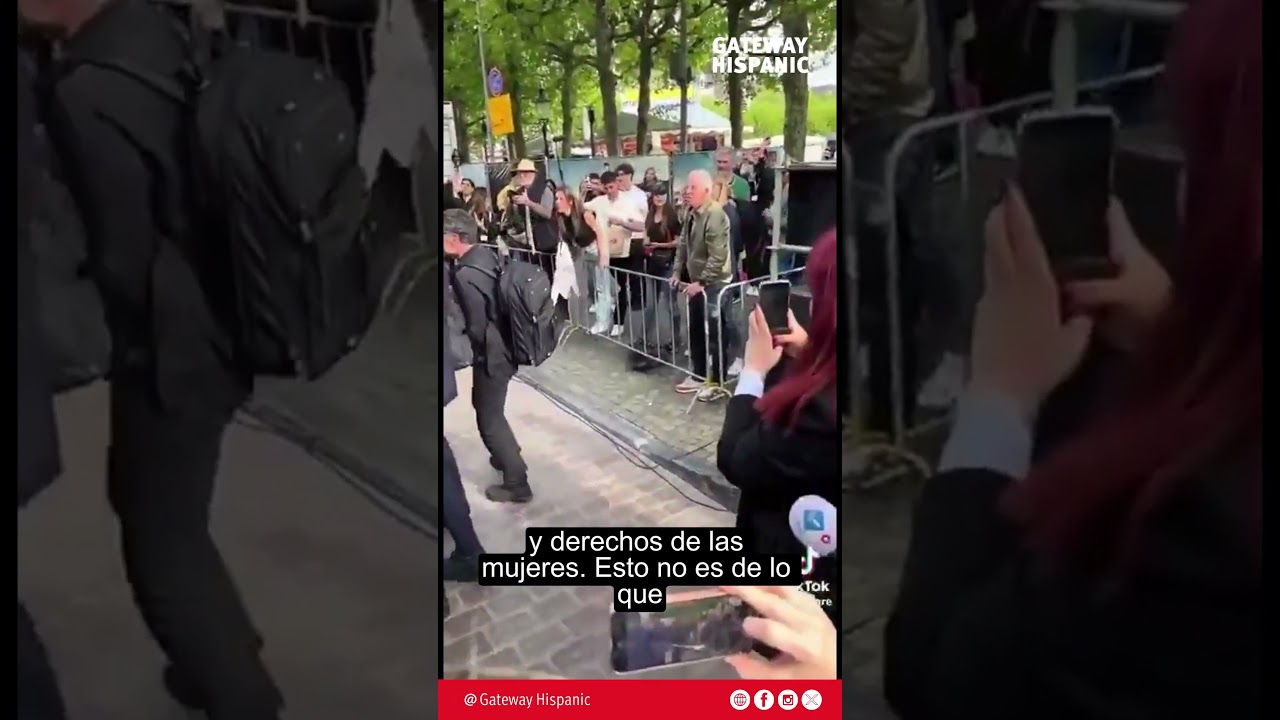 Woman shouts "war criminal" at Ursula von der Leyen