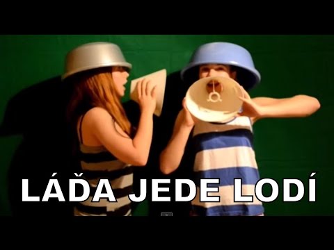 Láďa jede lodí
