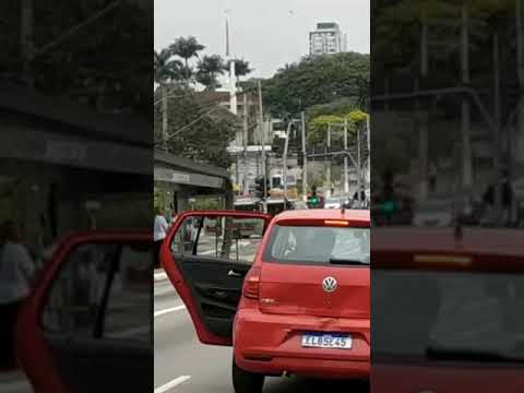 Caminhoneiro descontrolado sai atropelando todos em seu caminho na avenida Eliseu de almeida.