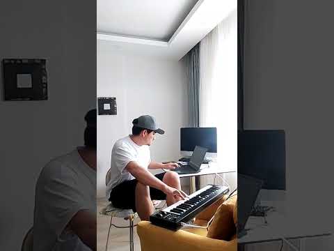 chilling before keyboard