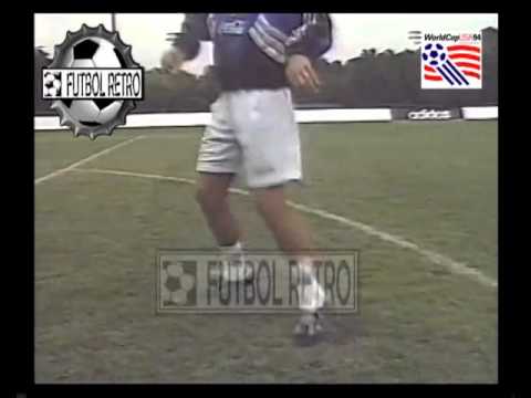 Maradona haciendo jueguitos con 3 pelotas diferentes en Boston, Usa 94 FUTBOL RETRO TV