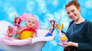 Annabelle badet mit Meerjungfrauen. Video mit Baby Born Puppe. Spielspaß in der Badewanne.