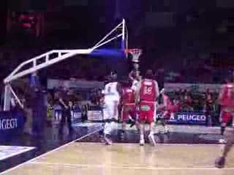 24 23-02-08 BCO-Charleroi - Veselin Petrovic scoort slim van