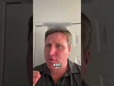 Mann lernt, mit seiner Katze zu kommunizieren.