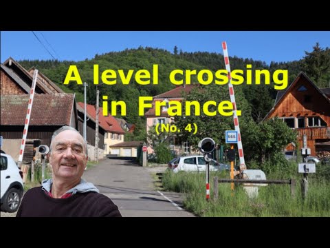 Un passaggio a livello vicino a Munster, in Francia. Due treni tra Colmar e Metzeral, uno per tra...