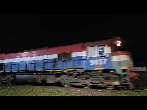 [8K] Tren cargado de NCA con la EMD GT-22CW 9037 pasando por Marcos Juárez!!!!!!