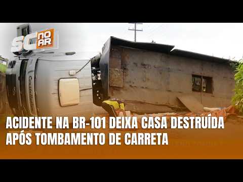 Carreta tomba na BR-101 e destrói parte de casa em Sombrio, Santa Catarina