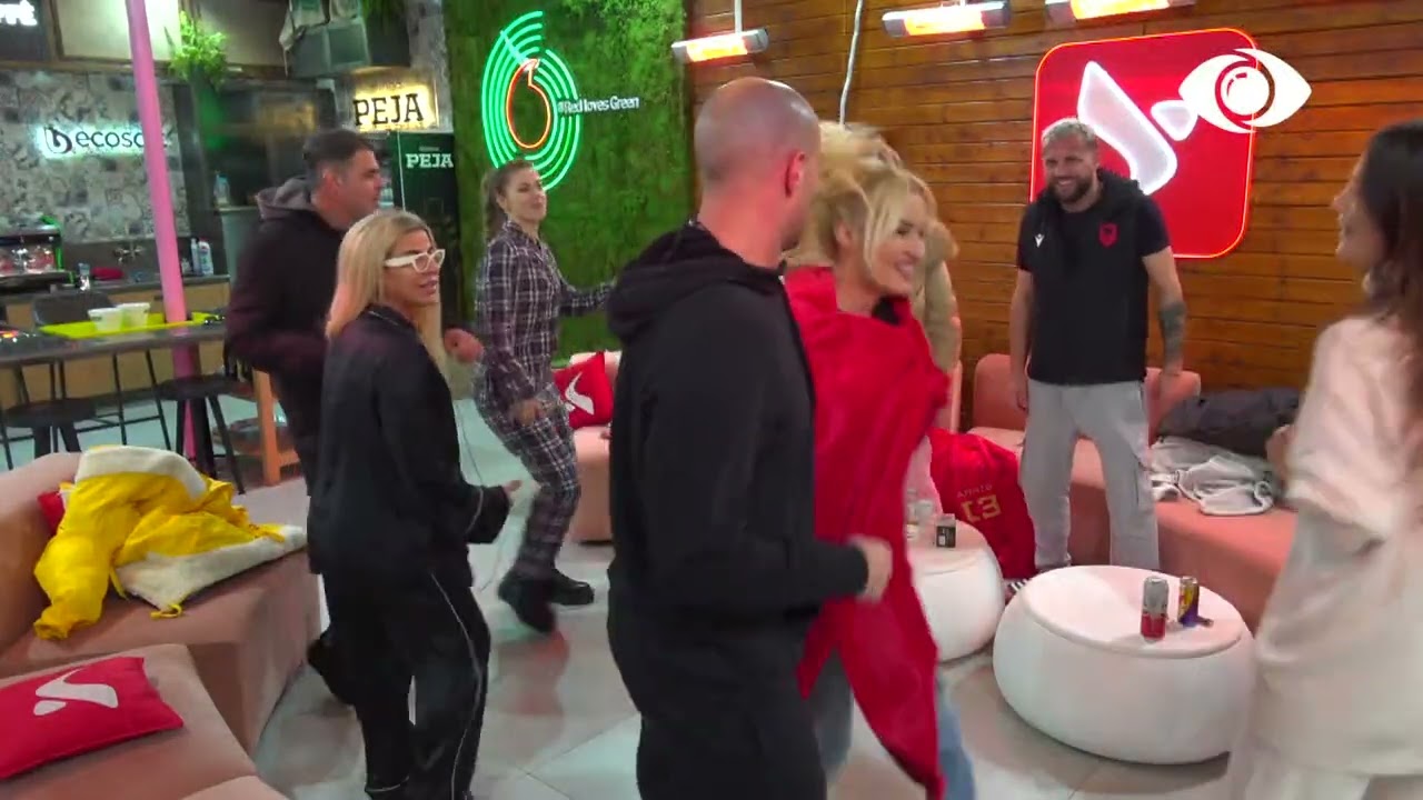 Banorët kërcejnë të gjithë bashkë, rradha e Maestros në qendër