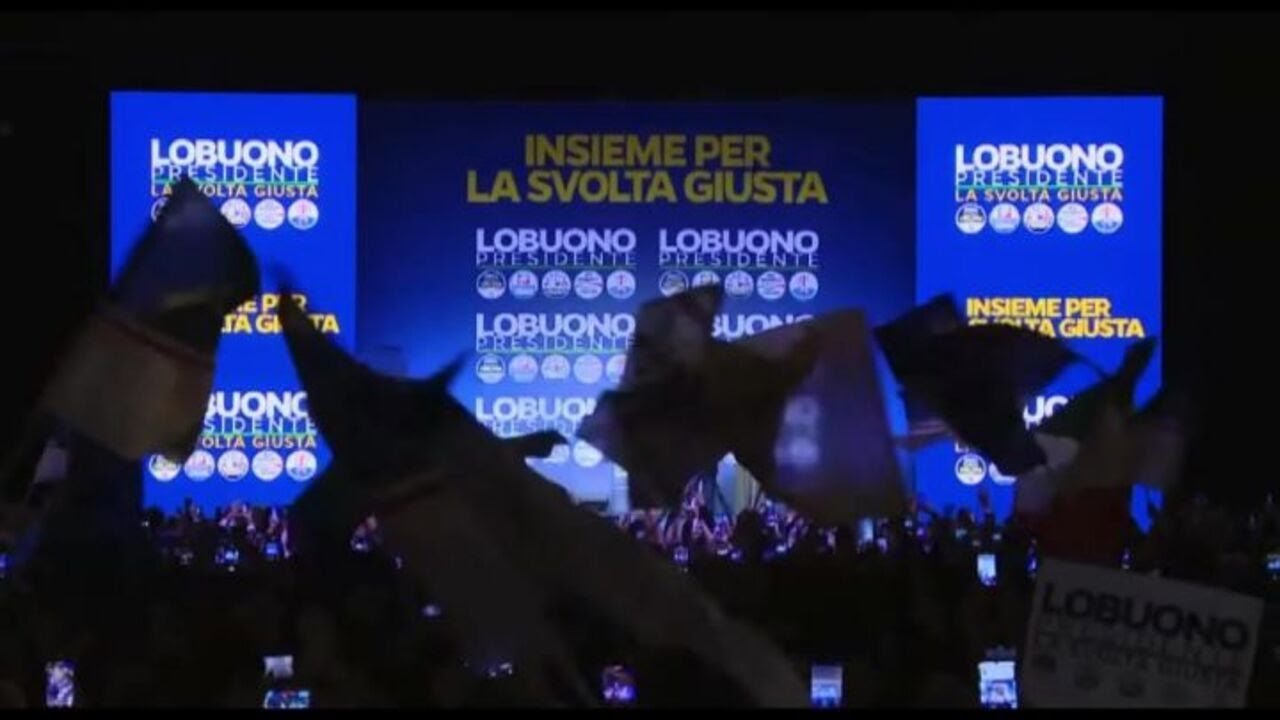 "Vi voglio bene", Meloni al pubblico di Bari al comizio di Lobuono per le regionali in Puglia