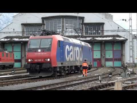 Bahnverkehr in Erstfeld am 11.12.10 - "Re 6/6 am InterRegio und mehr"