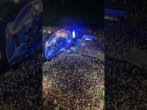 A musa Priscila Senna cantando Alvejante na virada do ano de 2025 para 2026 na praia de Candeias.