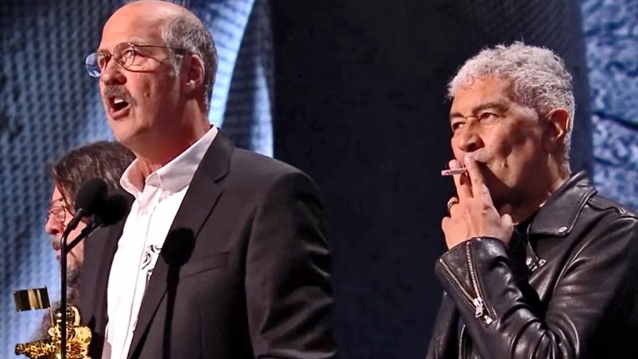 El guitarrista de NIRVANA fuma en los VMA: ¿rebeldía o falta de respeto?