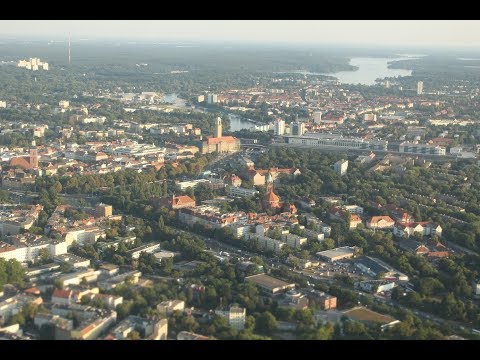 Anflug über Spandau und Landung TXL Flughafen Berlin-Tegel, Landebahn 08R. UDE089333