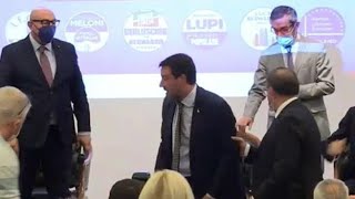 Milano, Giorgia Meloni ritarda in conferenza stampa e Salvini va via