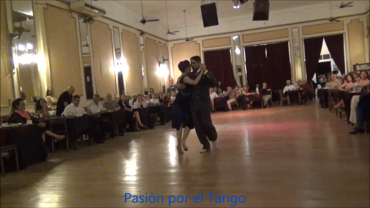 LUCIANA ARREGUI y ANDRES LAZA MORENO Bailando MILONGA VIEJA MILONGA en YIRA YIRA.